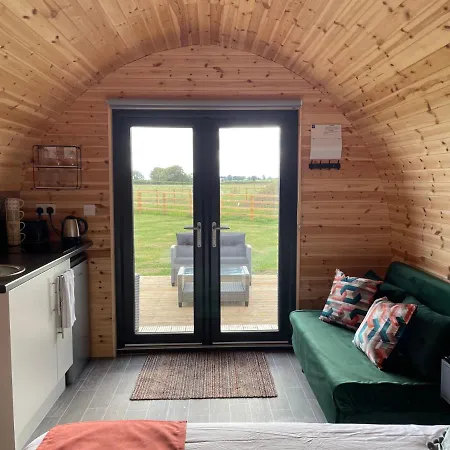 Little Meadow Pods With Hot Tub *