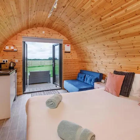 Little Meadow Pods With Hot Tub *