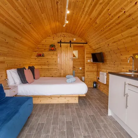 Little Meadow Pods With Hot Tub Campingplatz