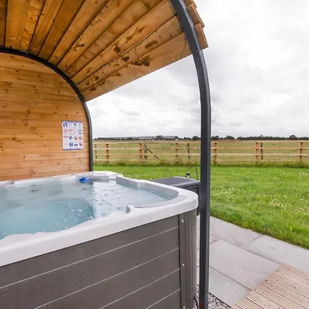 Little Meadow Pods With Hot Tub