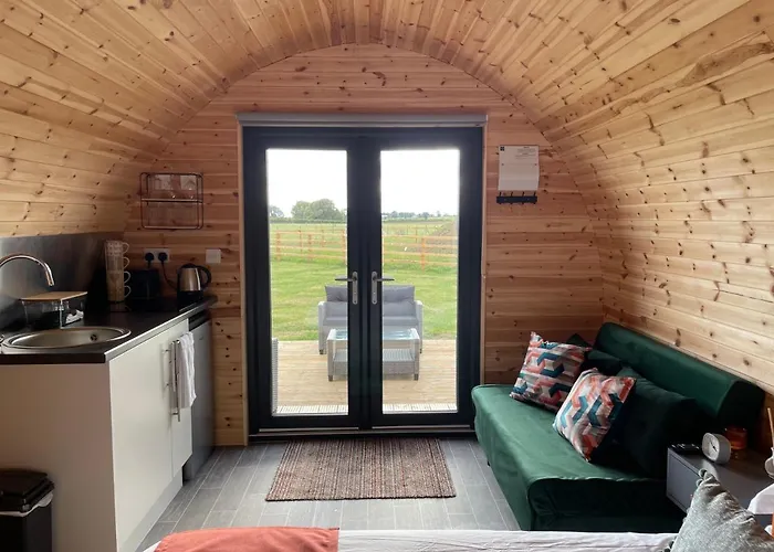 Little Meadow Pods With Hot Tub *