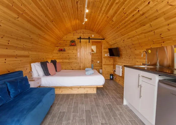 Little Meadow Pods With Hot Tub Camping