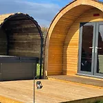 Little Meadow Pods With Hot Tub *