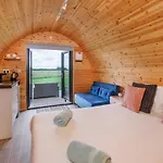 Little Meadow Pods With Hot Tub *