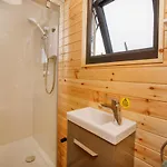 Κάμπινγκ Little Meadow Pods With Hot Tub