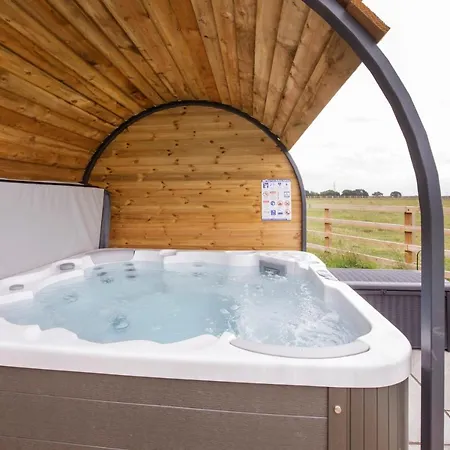 Little Meadow Pods With Hot Tub Wilberfoss