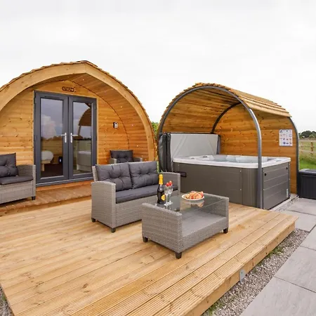 Little Meadow Pods With Hot Tub *