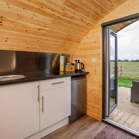 Little Meadow Pods With Hot Tub Kamp alanı