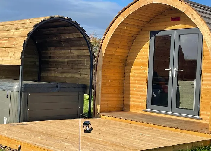 Little Meadow Pods With Hot Tub *