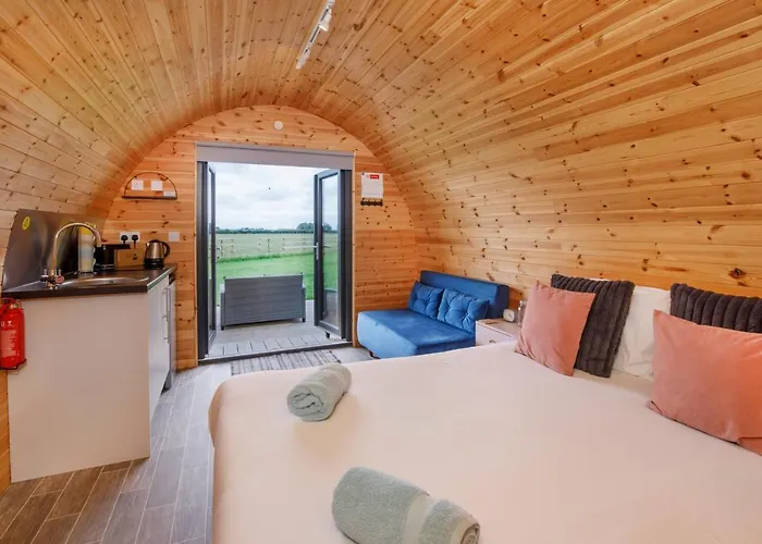 Little Meadow Pods With Hot Tub *