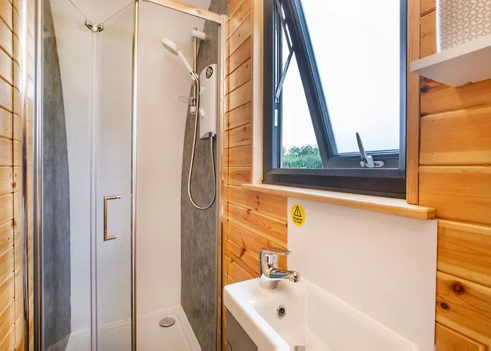 Little Meadow Pods With Hot Tub Camping Wilberfoss